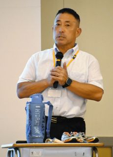 ながらスマホ運転「過失」でなく「危険」　江南・滝学園で則竹さん講演