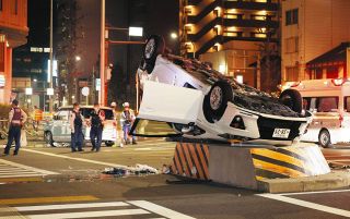 名古屋で乗用車横転の衝突事故、4人が搬送　パトカーが追跡中