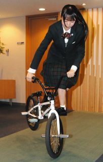 セントヨゼフ女子学園吉村さんがBMX日本一　スピンの技を知事に披露
