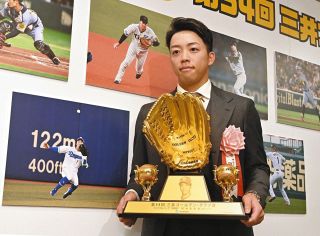 中日・根尾昂、背番号と同じ7つ星グラブで初白星キャッチだ 「ゼット