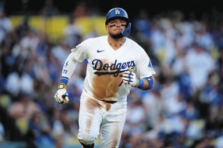 「どうしても目がいくんだけど笑」ドジャース終戦から一夜、現役引退のロハス惜別ショットで背後の大谷翔平＆山本由伸にファン注目「ホッコリ」「態度が大胆！」