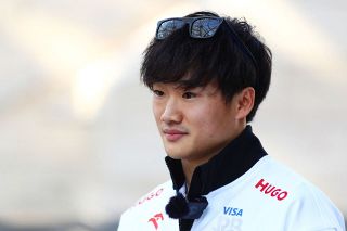 F1日本GP】水樹奈々、決勝前セレモニーで君が代熱唱 紅白衣装で日本イメージ：中日スポーツ・東京中日スポーツ