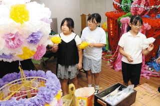 飾り制作 豊かな色彩 躍る心　8月「安城七夕まつり」の準備進む、市中心部2カ所に作業場