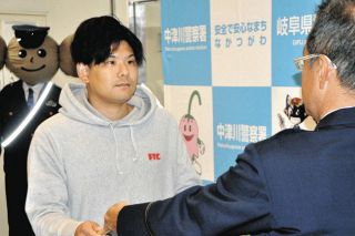 川で流されまいと草にしがみつき泣く不明の3歳男児救出　中津川の梅本さんに署長感謝状