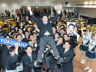 DeNAから1位指名を受け、青学大野球部ナインに胴上げされる小田康一郎内野手（中央）