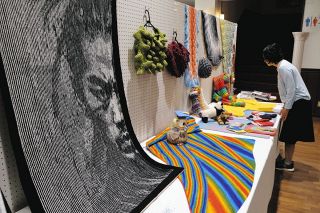ケストラーさんの「魔法」間近で見て　明智町・大正ロマン館でニット展