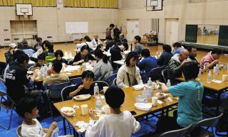 避難所宿泊、楽しく備える　尾張旭・渋川小でベッド組立や夕食準備など親子で体験