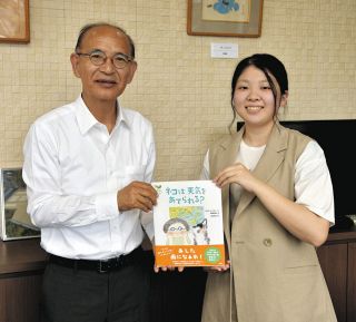 「ネコは天気をあてられる？」小6時の研究が絵本になった　多治見出身・坂崎希実さん、市内の小学校に贈る