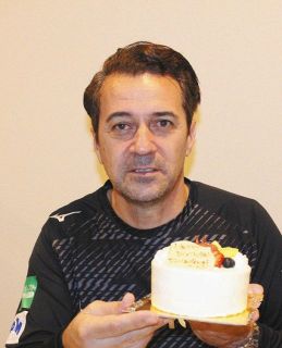 【J1名古屋】フィッカデンティ監督が54歳に 4つ目タイトルゲットでケーキに4個の…「ペルフェット」上機嫌