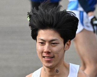 「まるで、山崎賢人」中央大にいた長髪イケメン給水係に…ネット反応「すぐ仮面ライダー出られそう」登場数秒でも、すごいオーラ【箱根駅伝】