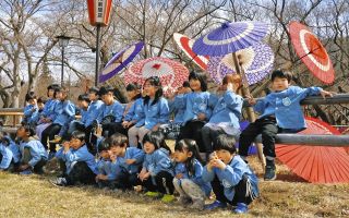 和傘写真スポットと新御城印をPR　高遠城址公園で桜の開花間近