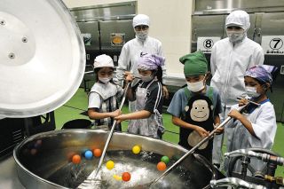 「涼しい！」マイナス23度の冷凍庫や「重い」取り分けを体験　岐阜県土岐市で給食センター探検隊