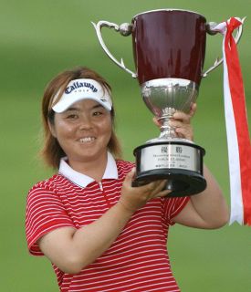 「他のスポーツを見るのも好き」不動裕理さん、大会V翌日に大相撲観戦、取組後には車から朝青龍が顔を出し…