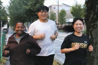 岐阜で英語教えた仲間とともに、ALTの3人も出場　母国と違った景色楽しみレースに挑戦