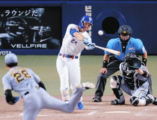 ◇窪塚愛流と父・洋介のスーツ姿ツーショット【写真】：中日スポーツ