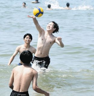 照り付ける日差し 海って気持ちいい　梅雨明けの愛知県南知多町・内海海水浴場にぎわう