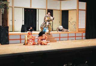 待ちわびたファンら詰めかけおひねり　4年ぶり、伊那・信州農村歌舞伎祭