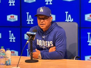 巨人やカブスで活躍の高橋尚成さん、今永昇太を捕手に始球式 両チーム