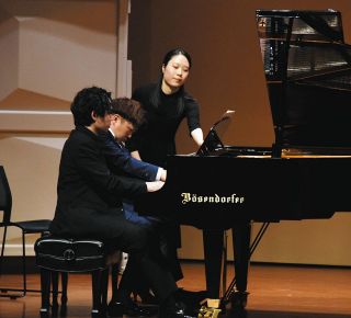 ピアノ連弾、観客を魅了　多治見市出身の古田さんらが公演