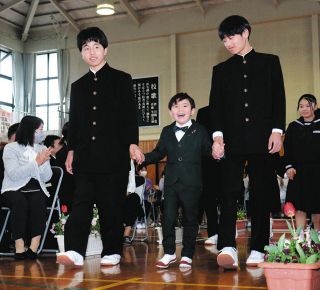 新入生、手をつなぎ９年生と入場　浜松・庄内学園で入学式