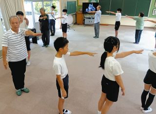 運動会に向け木曽踊りを練習　中津川・山口小児童に住民が手ほどき
