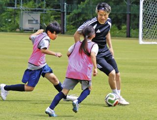 サッカー・浅野拓磨選手、華麗なボールさばき　長野で児童向け教室