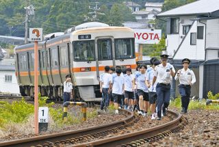 もしも地震が起きたら「今日学んだことを必ず実践」　通学にも使う列車、尾鷲高校生徒が避難訓練