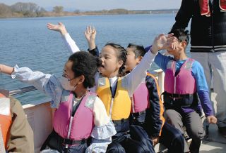 中野の渡しの歴史に思いはせ「船旅」満喫　羽島・中島小児童が体験乗船