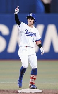 中日・上林誠知、ピンク！！ リストバンド・マスコットバット