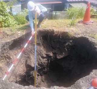 畑が2メートル以上陥没、亜炭鉱の廃坑が原因か　岐阜県中津川市