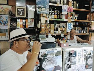 奈良弁の隣人と県境で乾杯　津市美杉町伊勢地地域の山あいの酒店