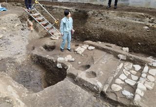 　平安京の中心部・内裏跡の発掘調査で見つかった「安福殿」の大型柱穴（左）や石敷きの溝（右）＝２８日午前、京都市上京区
