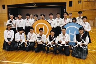 ドローン学習に取り組む生徒たち＝恵那市明智町の恵那南高で
