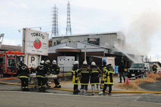 å››æ—¥å¸‚ã®ã‚¤ã‚¿ãƒªã‚¢æ–™ç†åº—ã€Œãƒˆãƒžãƒˆã€ã§ç«ç½ã€€é‰„éª¨é€ 2éšŽå»ºã¦ãŒå…¨ç„¼ã€å®¢ã‚‰é€ƒã’ã¦ç„¡äº‹