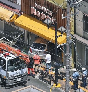 瑞浪の精肉店に80歳男性運転の車突っ込む　買い物客の男性けが