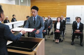 三輪一雅さん「公約しっかり実行」　三重県木曽岬町長選挙・町議選挙、当選証書付与式