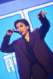 ロックな京本大我、ギターやドラム演奏も「アイドルでやってきた経験値が生きている」 ライブツアー「BLUE OF LIBERTY」