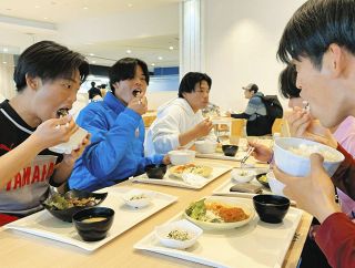 ご飯が450グラム！中京大学豊田キャンパスの学食に潜入してみた　アスリート向けメニューを実食