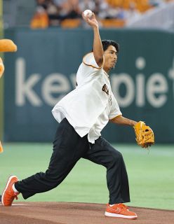 巨人】前監督の高橋由伸さんが始球式に登場 侍ジャパンのユニホーム姿