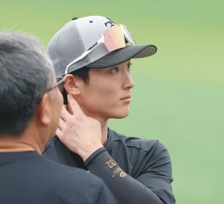 海外FA権行使のロッテ沢村、古巣巨人のユニホームに袖通し「心から感謝