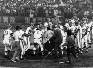 1974年６月28日の中日ー阪神戦９回裏二死一、二塁、左翼席へ逆転サヨナラ３ランを放ち、ナインと大喜びする高木守道（１）