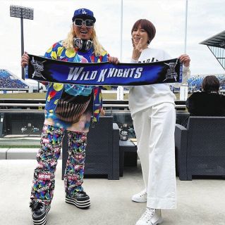 DJ KOO&hitomiがラグビー・リーグワン埼玉対横浜戦のオープニングセレモニーに参加