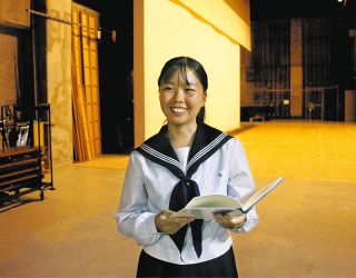 茨木さんの詩を朗読した山田さん＝西尾市一色町で
