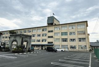 西尾高等女学校を前身とする西尾高校＝西尾市桜町で
