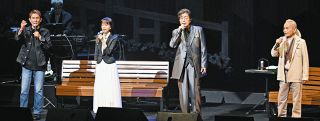 ドラマ「俺たちの旅」放送から51年を記念したコンサートで熱唱する（左から）田中健、岡田奈々、中村雅俊、秋野太作