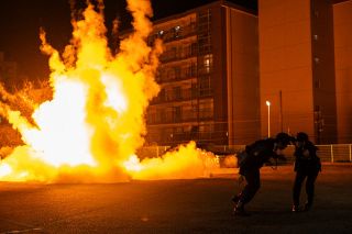 映画「爆弾」のワンシーン。都内各所に爆弾が仕掛けられ、警察は捜査に奔走する