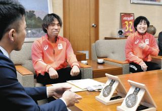 デフサッカー、男女とも「銀」　東郷で働く杉本さんと阿部さん、快挙を報告