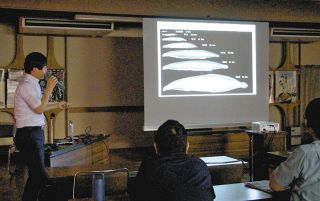 ウナギ完全養殖 コスト削減が鍵　国機構の研究員、西尾で解説