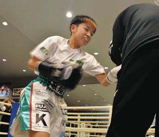中津川・苗木小の林さんが田中恒成さんと対戦　多治見のジム開設に花添える