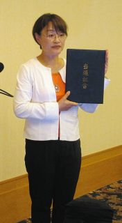 小島智子さんに当選証書　参院選三重選挙区で初当選